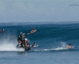 开摩托车冲浪，简直帅爆了 - The motorbike surfing, it's pretty cool.