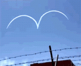 The air performance of an airplane is piercing through the heart. This is too cool!,飞机空中表演一箭穿心，这个太酷炫了！