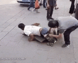 The street beggars who pretend to be disabled are stripped of their pants on the spot and expose the hoax.,假装残疾人的街头乞讨者，被人当场脱下裤子戳穿骗局，都是套路