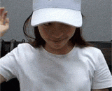 女孩表示能反手绕头抓到胸才叫好身材 - The girl said she could grab her chest with her hands around her head before she could figure herself out.