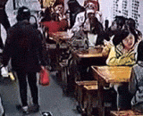 Aunt's next step is to steal a bag.,大妈眼皮底下秒偷皮包，好高明的手法