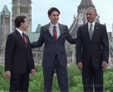 The awkward handshake of the president of the United States, the Prime Minister of Canada, and the president of Mexico.,美国总统，加拿大总理，墨西哥总统尴尬的握手....其实最后才是亮点