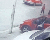 The driver brakes with his feet, looking at the pain.,女司机用脚刹车，看着都疼...