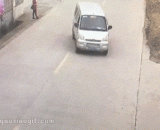 现在的人开摩托车都不要命那，好可怕 - People nowadays drive motorcycles, and it's terrible.