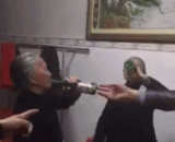 奶奶年轻时候一定是个狠角色 - Grandma must be a ruthless role when she was young