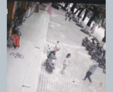 The little girl was almost abducted by a peddler. Such a person must be severely punished.,小女孩差点被人贩拐走，这种人必须严惩！