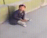 The bear child as a Beggars of the disabled is taken apart,熊孩子扮残疾人行乞被拆穿