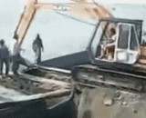 挖掘机上船.... - The excavator is on board.