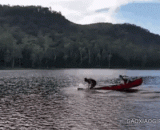 划船不用桨，全靠浪.... - A rowing boat doesn't have a paddle, it's all on the waves...