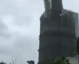 台湾台中金沙百货鹰架遭梅姬台风吹落 - Taiwan Taichung Jinsha department store's Falcon was blown down by typhoon Meji.