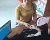 The woman hid the money in his underwear with a counterfeit coin,女子用假币行骗 把钱藏在内衣里