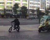 Takeaway: in the year of Sao, that bike was not stepped on this way. Let me show you.,外卖哥：骚年，那个...单车并不是这样踩的，来我示范给你看