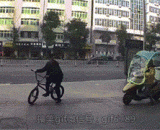 外卖哥：骚年，那个...单车并不是这样踩的，来我示范给你看 - Takeaway: in the year of Sao, that bike was not stepped on this way. Let me show you.