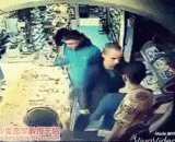 The fight picked the wrong opponent and was beaten.,打架选错了对手的下场，被揍呗