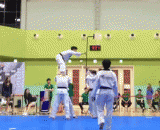 这招凌空飞踢有点酷炫 - This flying kick is a little flair