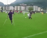 单腿拄拐射门，曾经他一定是个王者 - One leg is on crutches. Once he must be a king