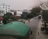 货车司机避让小孩，结果.... - The truck driver avoided the child, and the result...