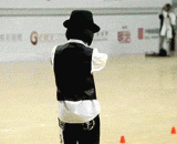 This roller skating technique... I put my knee,这个轮滑技术....我献上了膝盖