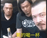 对着镜头自拍，笑的喝一杯 - Take a shot at the camera.