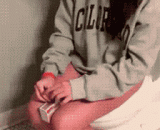 姑娘，上厕所不要玩火柴 - Girl, go to the toilet and don't play with matches