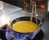 The egg cooks the chef, and the egg looks delicious.,蛋包饭达人厨师，这蛋看起来就很可口