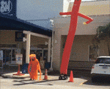 一女孩模仿气球人，简直神似 - A girl imitates a balloon person and looks like it