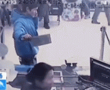 With a kitchen knife and robbing the bank, the female employees were laughed at,拿菜刀抢银行，女员工都被逗笑了
