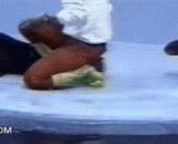 The beaver rat is stealing. It's a quick thief.,海狸鼠偷食，这速度贼快啊