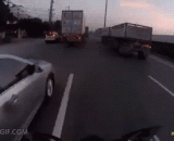 看到大货车还直冲，作死的节奏！ - See the truck is still straight, the rhythm of death!