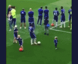 Zal is very close to his son in order not to let his son catch the ball.,阿扎尔为了不让儿子抢到球不惜绊倒儿子，这很亲爹！