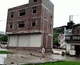 广西三层楼房暴风雨后，连根拔起整栋楼倒下！ - After the three storey building stormy in Guangxi, the whole building was pulled down.
