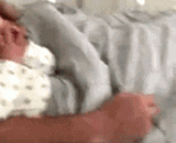 Ever since she gave birth to her daughter, she felt a small rival.,自从生了女儿后，肿么觉得生了个小情敌嘞