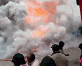 The best X shooting scene in the history! Firecrackers this way is too upset,史上最牛X的放鞭炮现场！鞭炮这种放法也太丧心病狂了吧