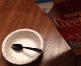 Breakfast has become strange since my roommate has kept a new pet.,自从舍友养了新宠物后，早餐就变得有些奇怪