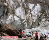 The group looks at the glacier.,组团看冰川，团灭