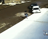 被汽车压过去，小孩子居然没事，吓呆了 - Pressed by the car, the child was all right, petrified.