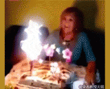 燃烧的生日，这绝逼要毁容了 - It's a burning birthday, and it's going to be disfigured.