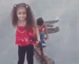 Walking the dog and kitten are all weak, and look at what the little sister walks.,遛小狗小猫的都弱爆了，看这小妹子遛的啥...