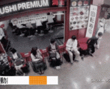 The automatic queuing chair invented by Japan is not tired anymore.,日本发明的自动排队椅，排队再也不累了