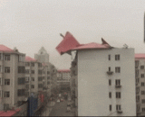 In Harbin, Heilongjiang, the roof of the wind was blown up like a piece of paper.,黑龙江哈尔滨狂风大作，屋顶像纸片一样被掀翻