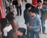 路边买东西需谨慎，小偷就在你身边 - It's prudent to buy things by the roadside, and thieves are around you