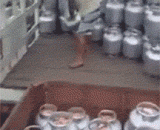 牛逼的搬运煤气罐方式 - The way of driving the gas tank