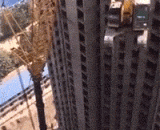 房顶上的铲车是这样运上去的，略惊险啊，各种意义上~ - The forklift on the roof is transported like this. It's a little thrilling.