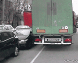 货车转弯带走小车GIF：世界很大，我要带你去看看 - Turn around the car and take the car GIF: the world is big. I'll show you around.