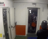 你们这样装比会被人打死的知不知道 - You don't know how to die like this.