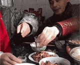 和老丈人一起喝酒的技巧，一开口就是老江湖！ - The skill of drinking with an old father-in-law is an old river.