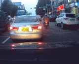 快递小哥的一个小动作，瞬间感觉他帅气了十倍！ - A little trick from the courier brother instantly felt that he was ten times handsome.