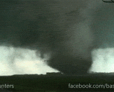 高速路上的龙卷风，小白车竟然还在往前开 - The tornado on the freeway, the little white car is still moving forward.