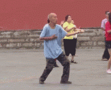 Grandpa, why do you dance so coquettish?,大爷你跳得这么风骚让大妈情何以堪！