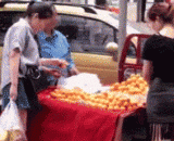 大妈手法很熟练啊！注意她的手！ - Mom's skill is very skillful. Pay attention to her hand!